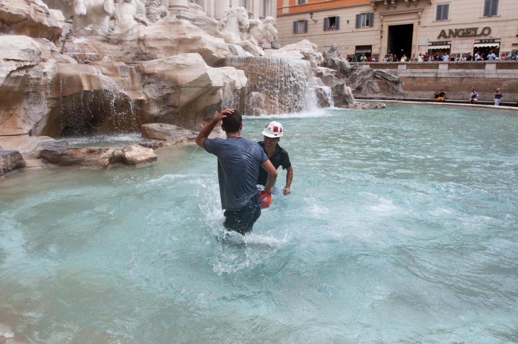  - Alcoa-operai-nella-Fontana-di-Trevi-per-protesta-3-1024x682