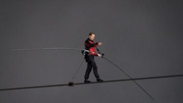 Il funambolo Nik Wallenda attraversa le cascate del Niagara su un cavo08