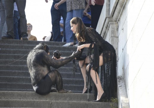 Laetitia Casta shooting con uno scimpanze01