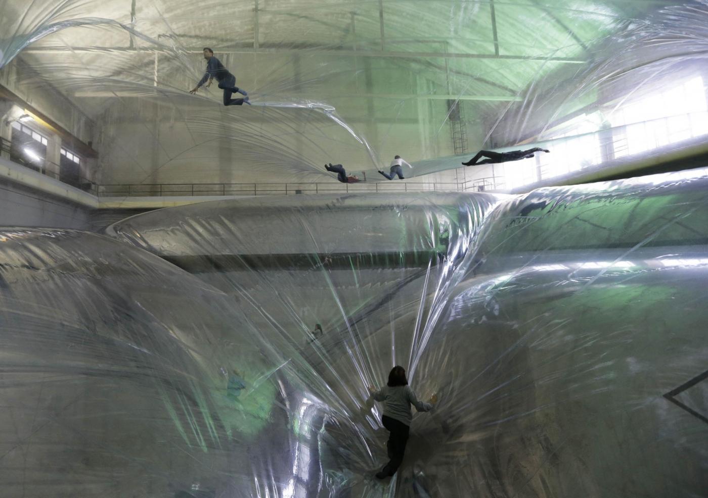 Milano, la bolla dell'artista argentino Tomás Saraceno04