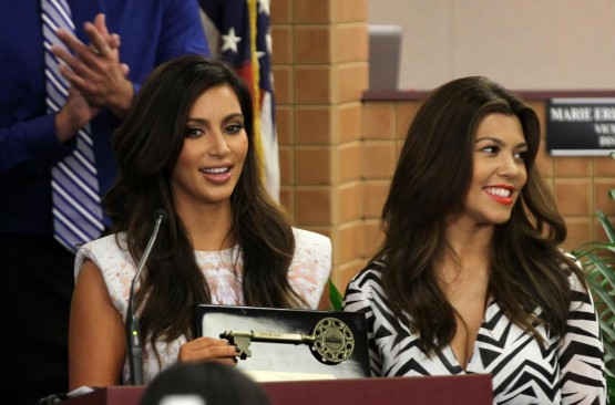 Kim e Kourtney Kardashian ricevono le chiavi di Miami02