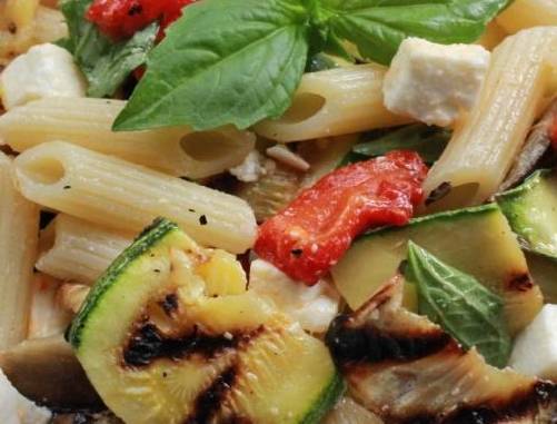 Insalata di pasta con verdure grigliate e primosale