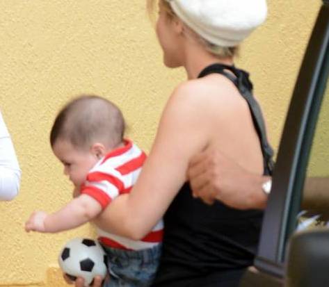 Shakira con il piccolo Milan all'aeroporto di Miami 01