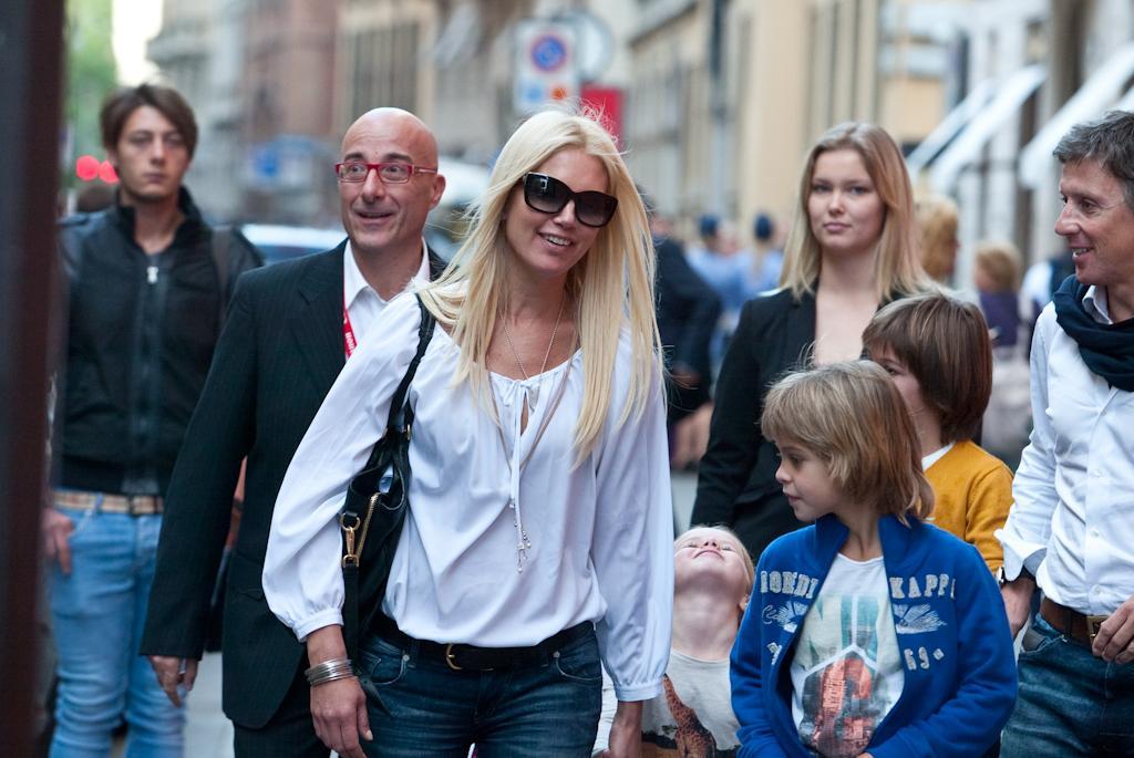 Valeria Mazza, shopping a Milano con Alejandro Gravier e figli 01