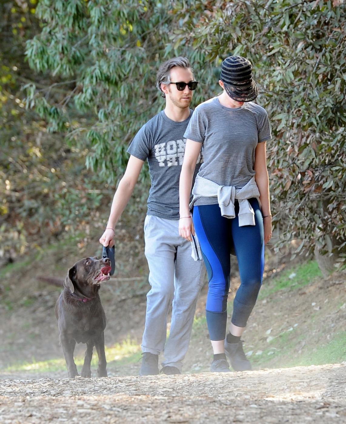 Anne Hathaway, jogging con il marito Adam Shulman02