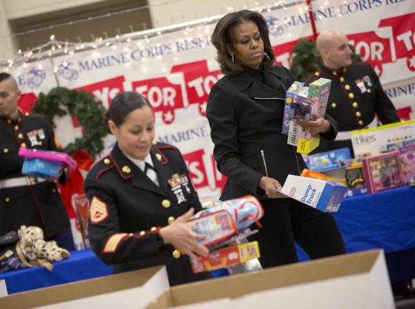 Michelle Obama dona giocattoli nella base dei marines04 ...