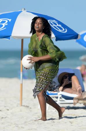 Kelly Rowland in spiaggia a Miami02 | Ladyblitz