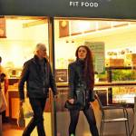 Jimmy Page e la fidanzata 25enne Scarlett Sabet: compleanno al fast food12