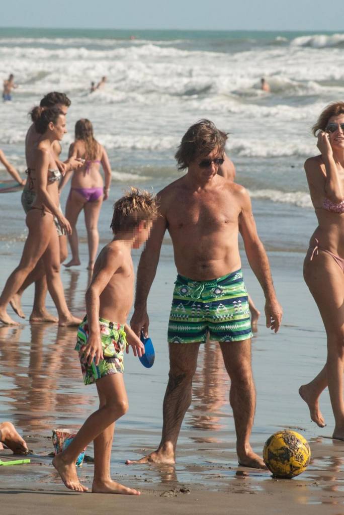 Federica Panicucci gioca in spiaggia con figli: c'è anche il marito Mario Fargetta FOTO | Ladyblitz