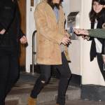 Harry Styles chic: cappotto in renna a camperos a Londra FOTO 3