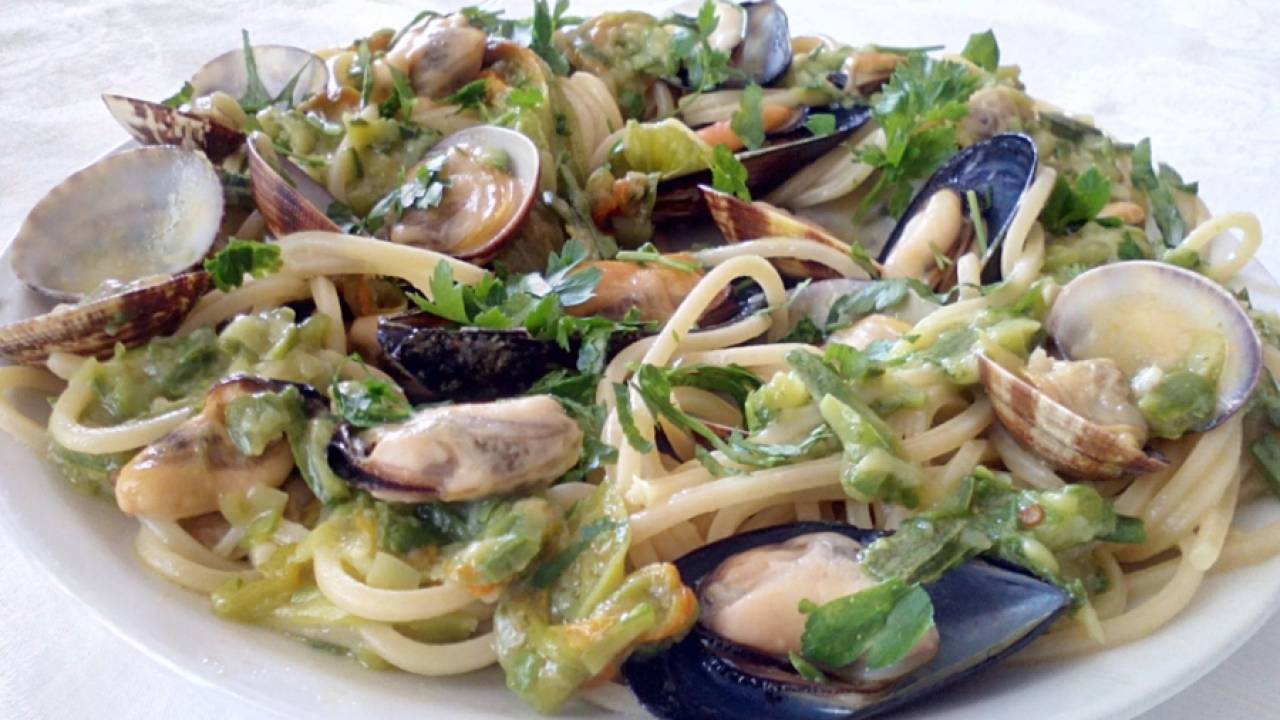 Spaghetti Alla Chitarra Con Zucchine Vongole E Cozze Ladyblitz