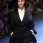 Monica Bellucci sfila per Dolce & Gabbana, che classe! FOTO