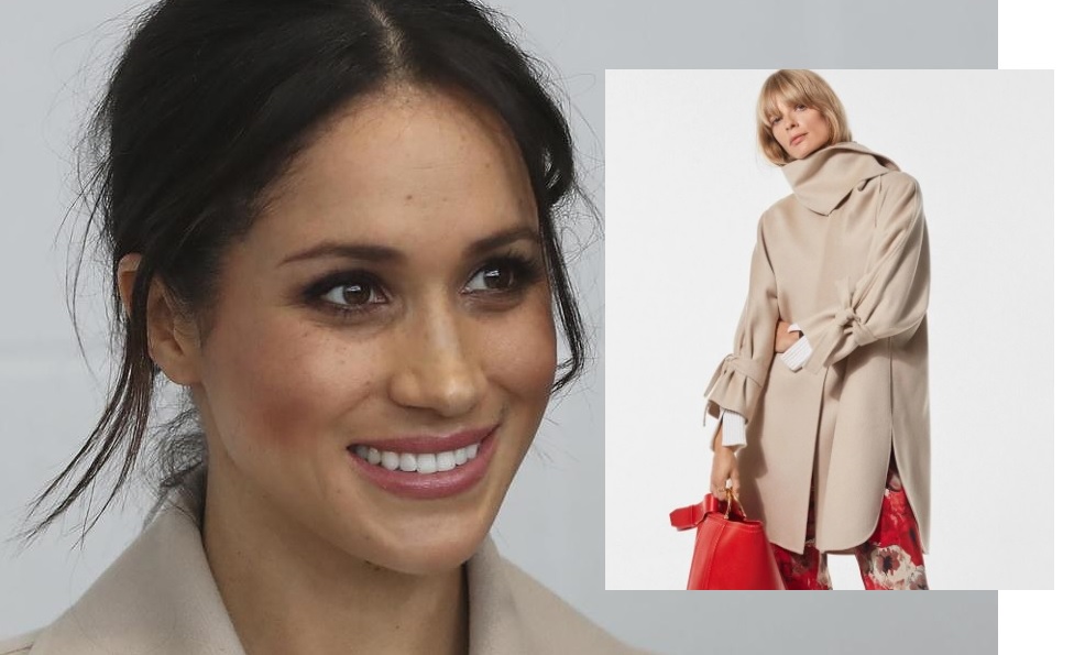 Meghan Markle con il cape coat firmato Carolina Herrera