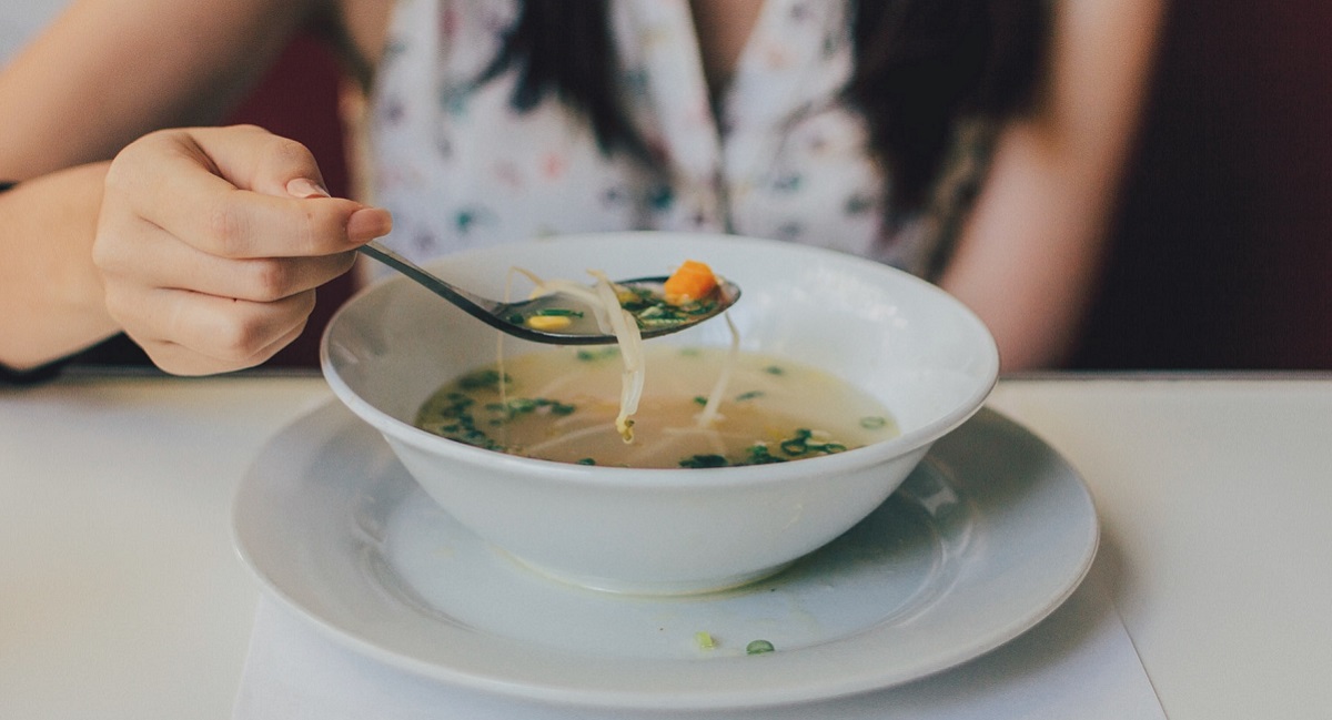 ragazza mangia una zuppa