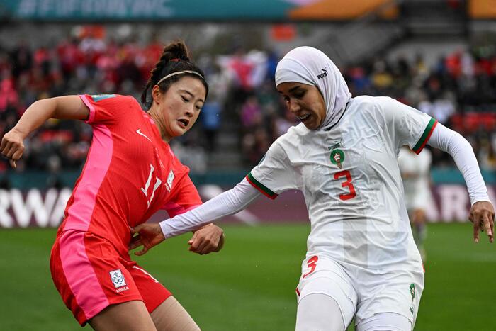 Nouhalia Benzina, prima calciatrice in campo con l'hijab