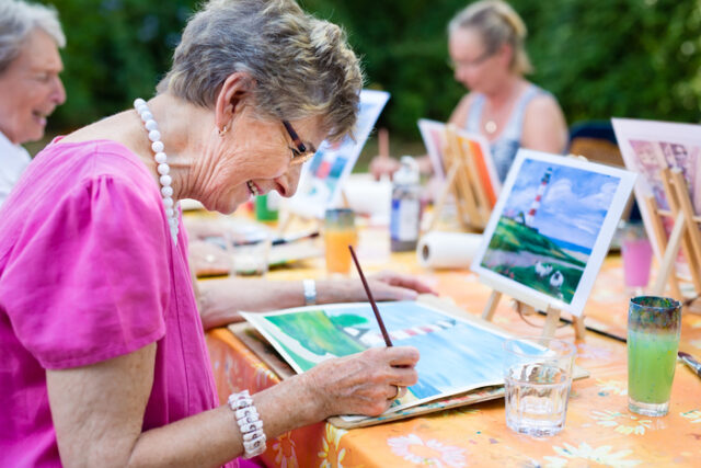 Come mantenere la mente attiva, dal giardinaggio al disegno