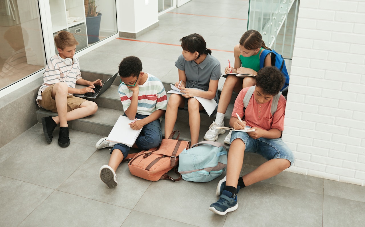 ragazzi a scuola