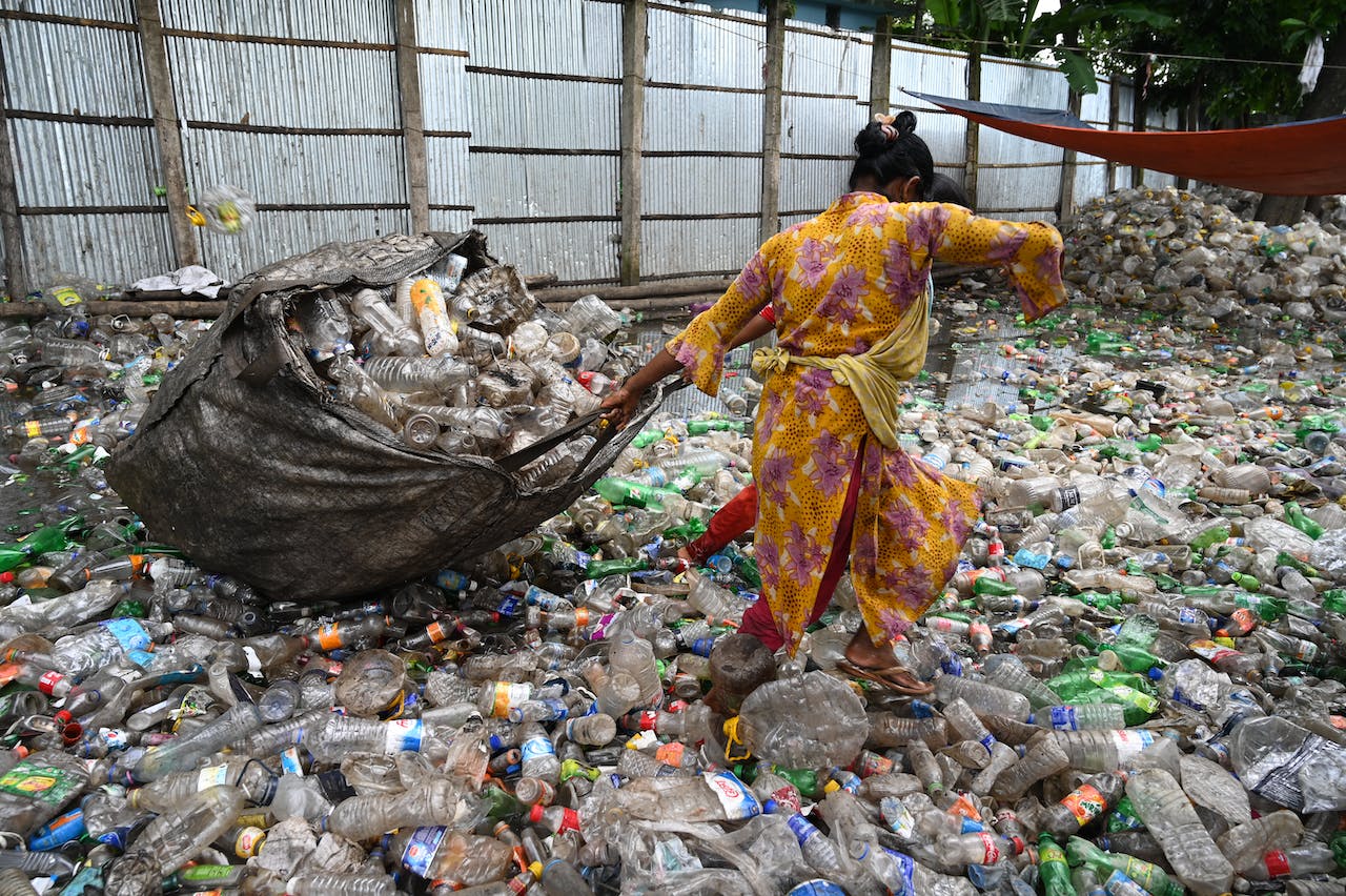 UE Vieta Esportazioni Di Rifiuti Di Plastica Verso Paesi Poveri