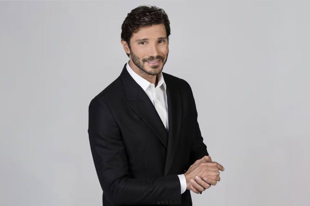 Tra gli assenti, oltre a Stefano De Martino, troviamo anche Marco Carta, Valerio Scanu, Antonino Spadaccino e Karima Ammar